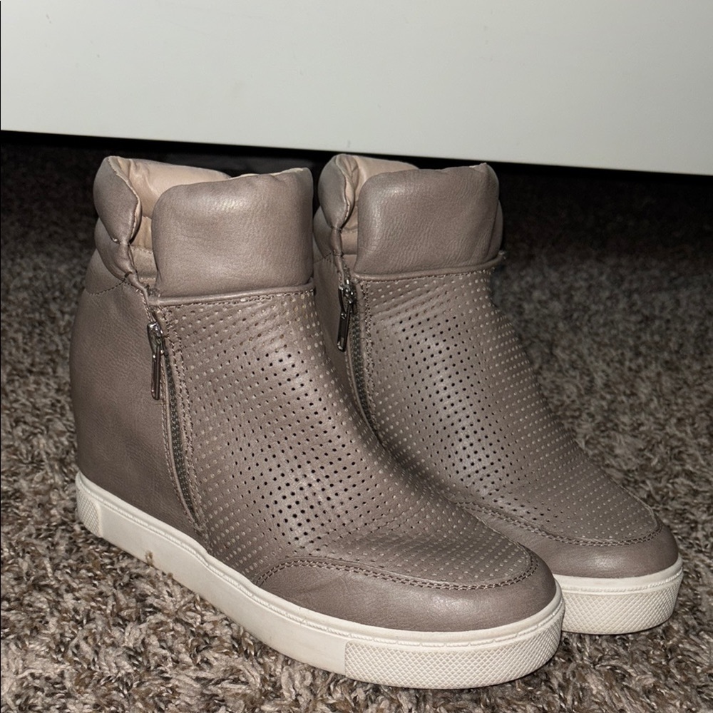 Steve Madden Tan Wedges with Premium Comfort